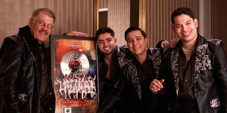 La Arrolladora Banda El Limón recibe disco de platino en Estados Unidos por el tema “AQUÍ HAY PARA LLEVAR”