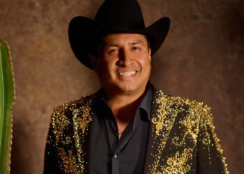 Julión Álvarez recibe el American Music Award como “Dúo o Grupo Latino Favorito”