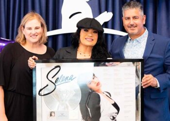 Selena recibe reconocimiento de la RIAA por 17 millones de unidades y por el álbum latino más certificado de la historia