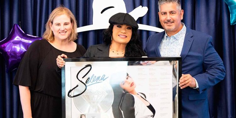 Selena recibe reconocimiento de la RIAA por 17 millones de unidades y por el álbum latino más certificado de la historia