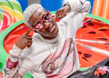 Alex Krack firma con Universal Music Latino