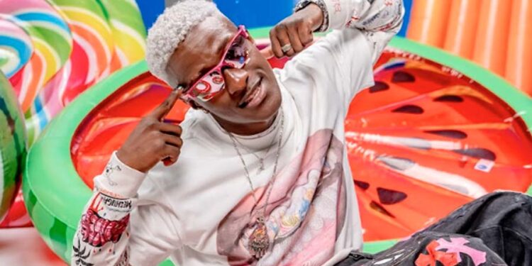 Alex Krack firma con Universal Music Latino