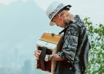 Santa Fe Klan presenta el himno de la cumbia sobre la conexión y la libertad con “Y SI NOS VAMOS”