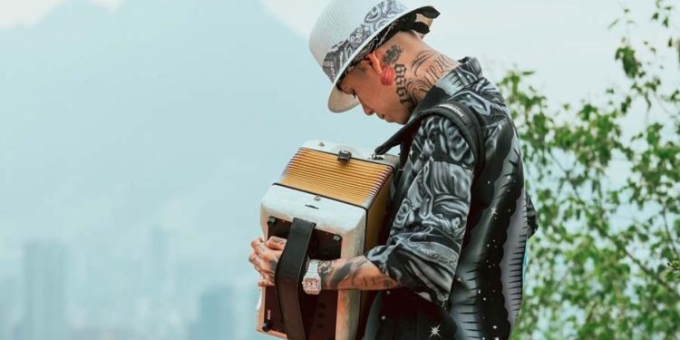 Santa Fe Klan presenta el himno de la cumbia sobre la conexión y la libertad con “Y SI NOS VAMOS”