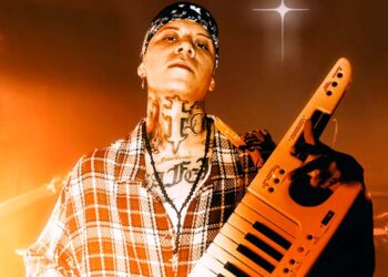 Santa Fe Klan explora el dolor, la pérdida y la resilencia en su nueva cumbia “WUARE”