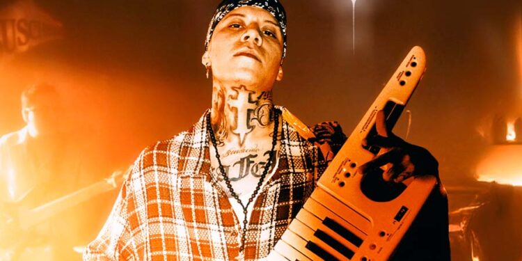 Santa Fe Klan explora el dolor, la pérdida y la resilencia en su nueva cumbia “WUARE”