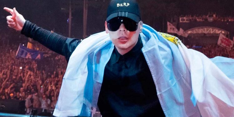 Bizarrap hizo su debut en el Ultra Music Festival con una actuación en el escenario principal