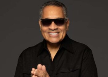 Tito Nieves, convierte una tímida confesión amorosa en un acto de complicidad en “BAILEMOS”, su nuevo sencillo
