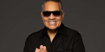Tito Nieves, convierte una tímida confesión amorosa en un acto de complicidad en “BAILEMOS”, su nuevo sencillo